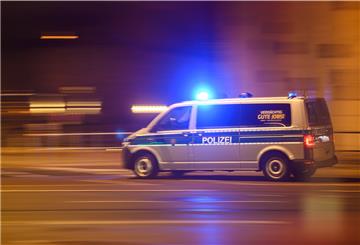 Ein Polizeiwagen mit Blaulicht fährt am Silvesterabend durch die Innenstadt zu einem Einsatz.