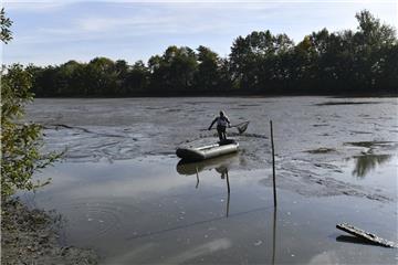 Die Polizei ließ den kompletten Tietjensee in Schwanewede für die Suche nach Beweisen leerpumpen.