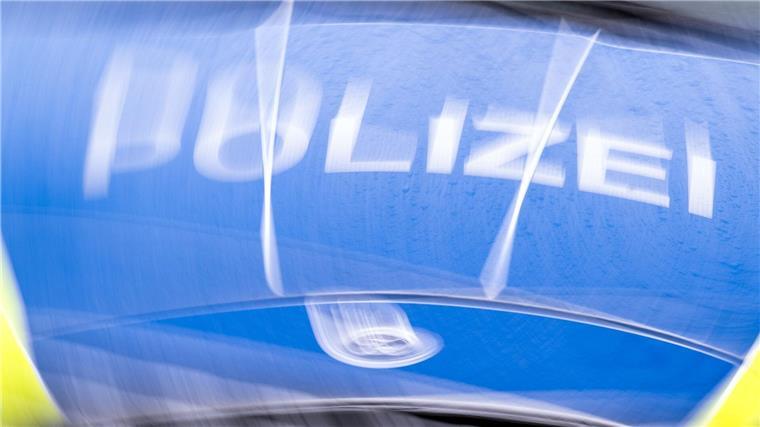 Die Polizei muss bei einem Streit mit einem Verletzten in einem Schwimmbad eingreifen. (Symbolbild)