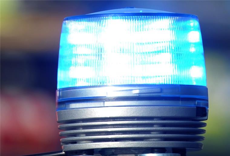 Nach Polizeikontrolle in Frelsdorf: Mutter und Sohn bekommen großen Ärger Das Blaulicht eines Streifenwagens der Polizei leuchtet