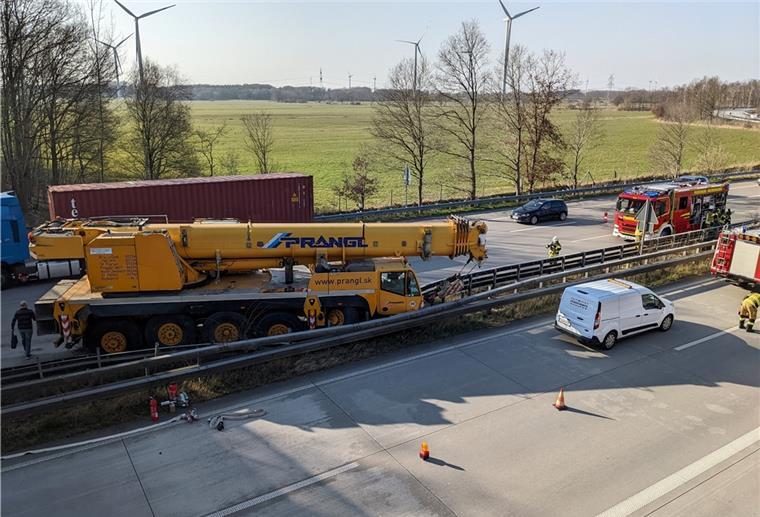 Kranfahrer verliert Kontrolle: Schwerer Unfall auf der A27 Ein Kranwagen ist am Mittwoch auf der Autobahn A27 mit der Mittelleitplanke kollidiert.