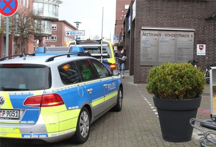 Polizeieinsatz: Patient rastet in Cuxhavener Arztpraxis aus Zwei Polizeiautos stehen vor dem Ärztehaus in Cuxhaven.