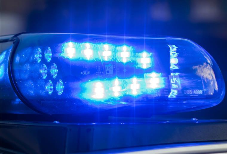 Psychisch kranker Mann mit Rottweiler sorgt für Vollsperrung auf A7 Das Blaulicht auf einem Fahrzeug der Polizei leuchtet