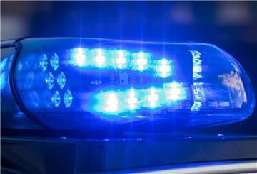 Das Blaulicht auf einem Fahrzeug der Polizei leuchtet
