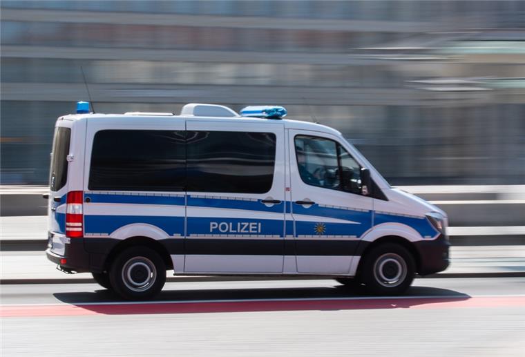A7: Verwirrter Autofahrer (80) lässt sich nicht stoppen Die Polizei musste einen verwirrten Autofahrer auf der A7 bei Hannover stoppen.