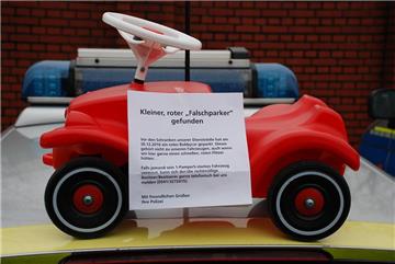 Die Polizei Osnabrück "fahndet" nach dem Besitzer dieses roten Bobbycars. 