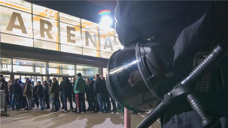 Großes Polizei-Aufgebot bei den Pinguins-Heimspielen - das sind die Gründe Die Polizei-Präsenz bei den Heimspielen der Pinguins war zuletzt deutlich erhöht.