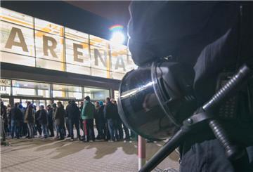 Polizei vor der Eisarena