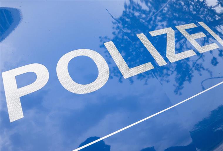 A27-Unfall bei Stotel: Polizei rätselt über Unfallhergang Der Schriftzug Polizei ist auf einem Streifenwagen zu lesen.