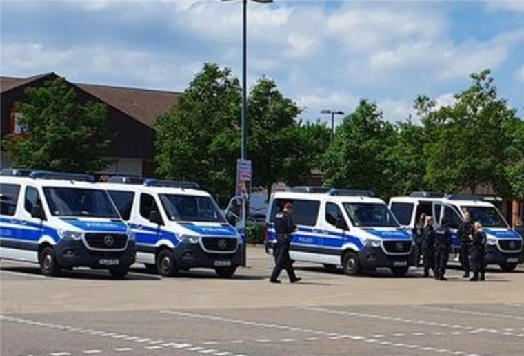 Vermisste Frau aus Apensen lebend in Gebüsch gefunden Die Polizei sammelt sich in Apensen zur Suchaktion.