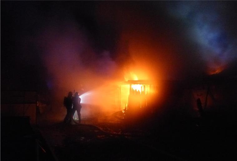 300.000 Schaden: Feuer zerstört Haus und Nebengebäude Die Polizei schätzt den Schaden auf rund 300.000 Euro.