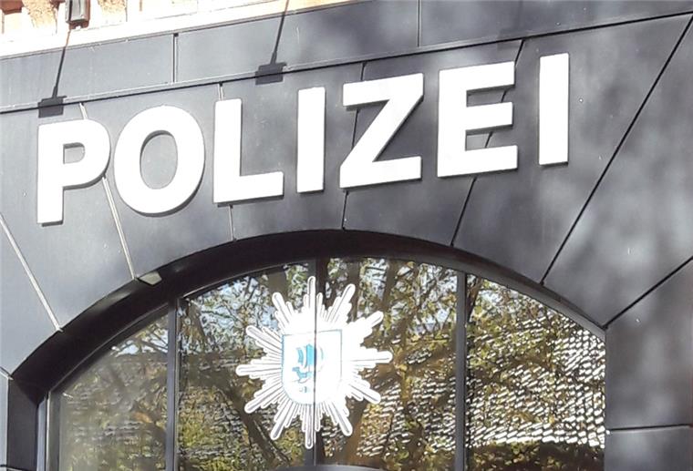 Bremerhaven: Rollstuhl bleibt mitten auf der Kreuzung liegen Die Polizei schaltete den Rollstuhl auf manuellen Betrieb um und half der Seniorin von der Straße.