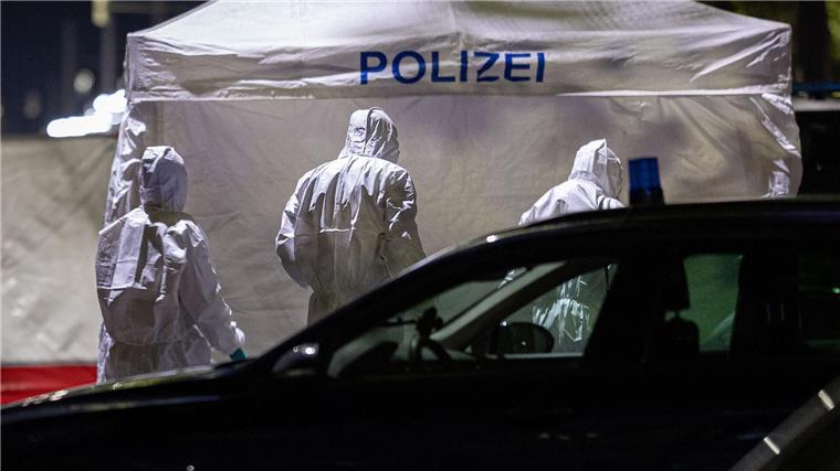 Schüsse in Hannover - Junger Mann stirbt, mehrere Verletzte Die Polizei sichert am Tatort Spuren.