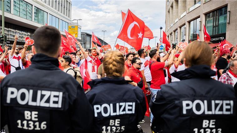 64 Verfahren nach Türkei-Spiel in Berlin Die Polizei sichert den Fanmarsch der türkischen Fans