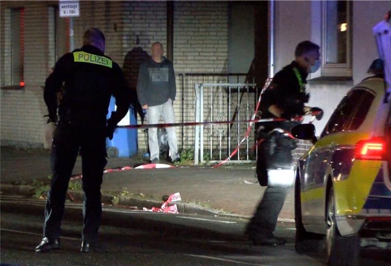 Delmenhorst: Festnahme nach tödlichem Vorfall Polizisten sperren einen mutmaßlichen Tatort ab.