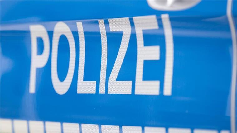 Auto prallt im Überseehafengebiet gegen Laternenmast Der Schriftzug "Polizei" ist auf einem Streifenwagen zu lesen.