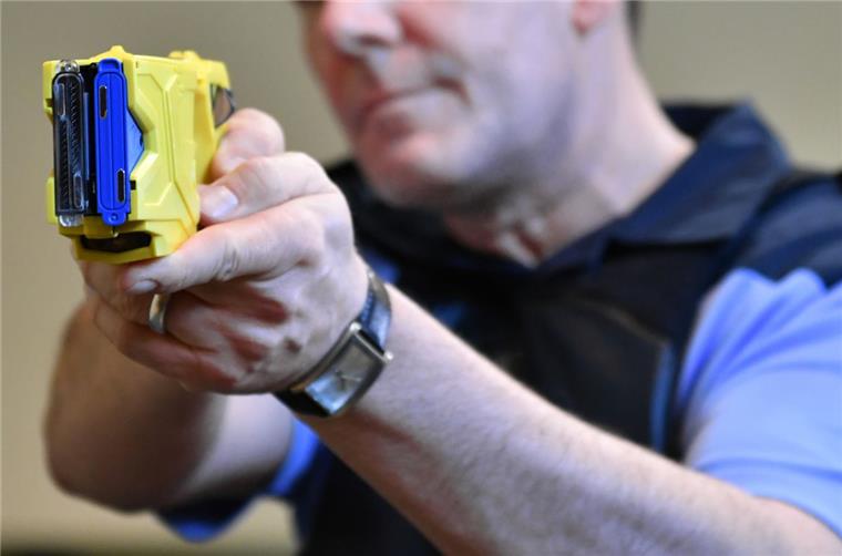 Pilotprojekt in Bremerhaven: Elektroschockpistolen für Polizisten Die Polizei soll testweise mit Tasern ausgestattet werden.