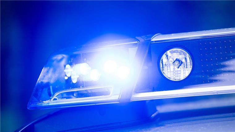 Baum stürzt durch Sturm auf A28 und sorgt für Vollsperrung Die Polizei sperrt eine Autobahn, nachdem ein Baum auf die Fahrbahn gestürzt ist. (Symbolbild)