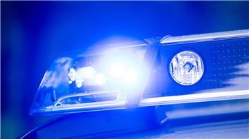 Baum stürzt durch Sturm auf A28 und sorgt für Vollsperrung Die Polizei sperrt eine Autobahn, nachdem ein Baum auf die Fahrbahn gestürzt ist. (Symbolbild)