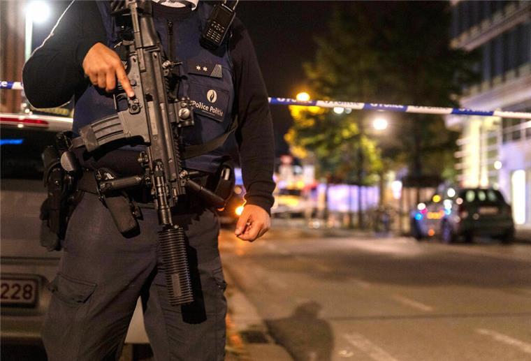 Die Polizei sperrte am Abend einen Bereich im Zentrum von Brüssel ab.