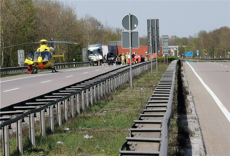 Schwerer Unfall auf A27: Autobahn gesperrt - Hubschrauber im Einsatz Die Polizei sperrte nach dem Unfall die Autobahn A27 in beide Richtungen - auf der Gegenfahrbahn landete ein Rettungshubschrauber.