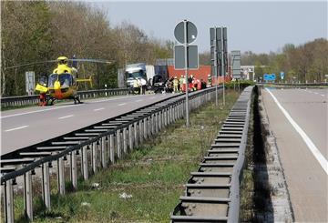 Die Polizei sperrte nach dem Unfall die Autobahn A27 in beide Richtungen - auf der Gegenfahrbahn landete ein Rettungshubschrauber.