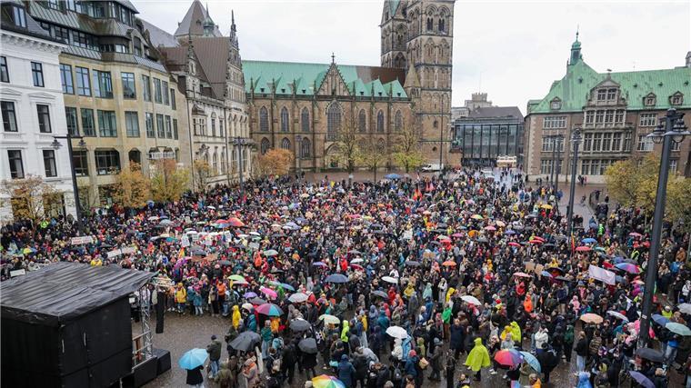 „Wir sind das Stadtbild“ - Demos in Bremen und Niedersachsen Die Polizei spricht von einer friedlichen Kundgebung.