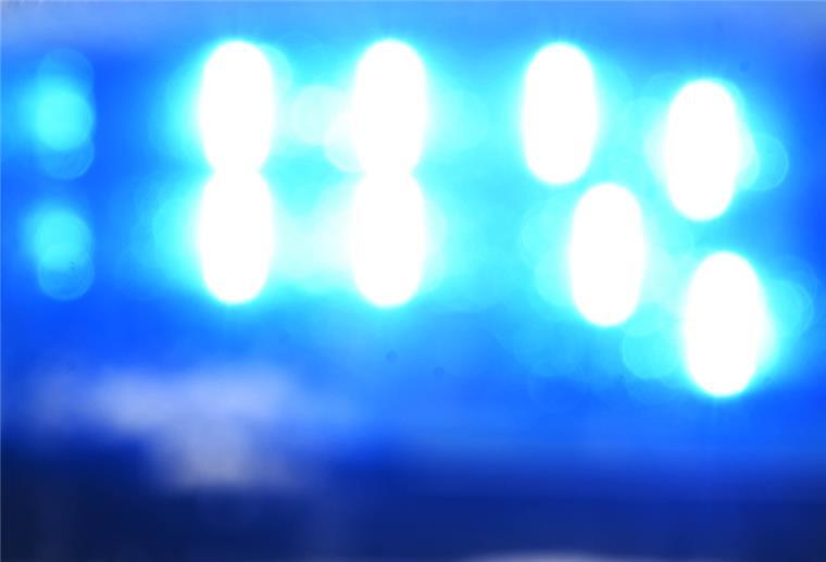 Lehe: Polizeieinsatz an der Lessingstraße - Plakate sichergestellt Blaulicht auf Polizeiauto.