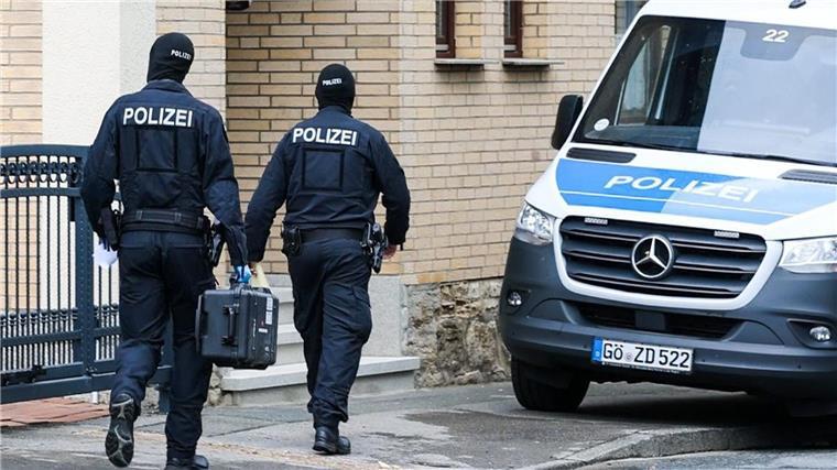 Bundeswehrsoldaten unter Beschuldigten bei Terror-Razzia Die Polizei stellte bei den Durchsuchungen scharfe Waffen sicher.