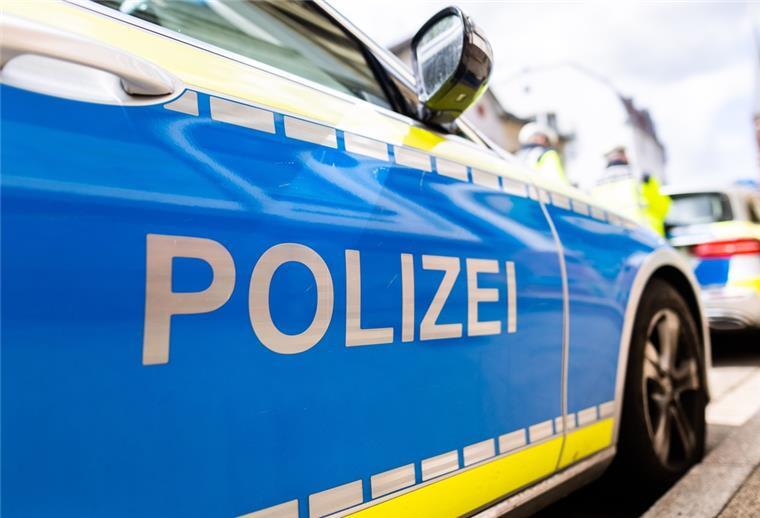 Betrunkene Radfahrerin fährt mit Kind gegen geparktes Auto Ein Polizeiauto steht am Straßenrand.