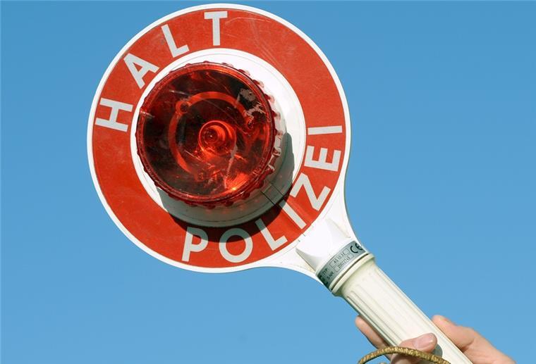 Unter Drogen mit nicht zugelassenem Auto auf der A1 unterwegs Die Polizei stoppte auf der A1 bei Hatzte einen Autofahrer, der nun sich wegen mehrerer Verstöße verantworten muss.