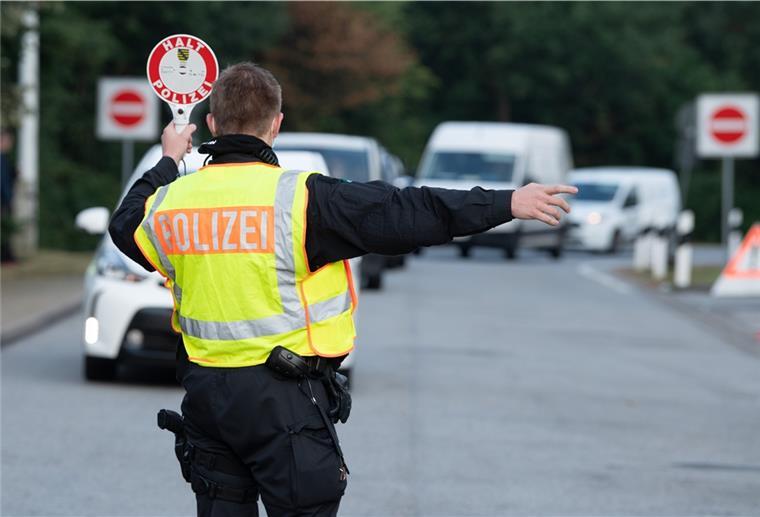 Autofahrer gerät an A1 wohl unter Drogen in eine Polizeikontrolle Die Polizei stoppte bei einer Verkehrskontrolle einen Autofahrer, der des Konsums von Drogen verdächtigt wird.