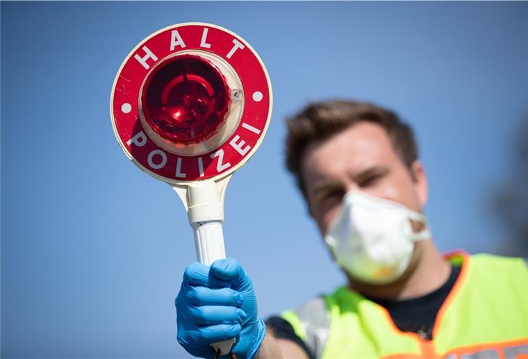 Selbst gemalte Zulassungsstempel: Braker Polizei stoppt Autofahrer Die Polizei stoppte den Wagen mit den gefälschten Zulassungsstempeln auf der Kirchenstraße in Brake.