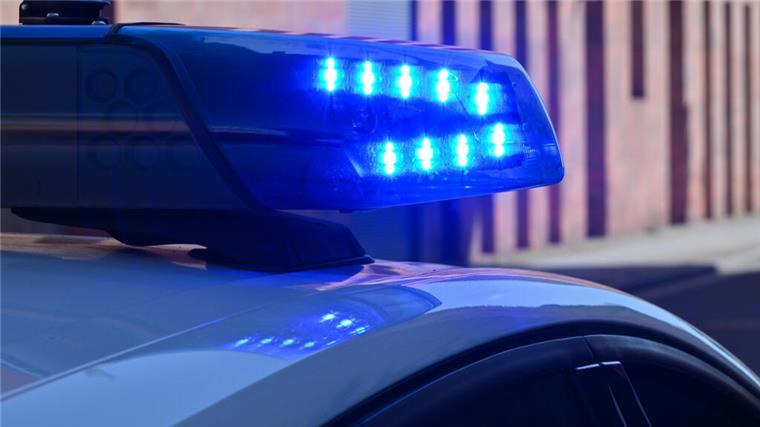 Fahrer ohne Erlaubnis gestoppt – jetzt erwartet auch die Frau ein Strafverfahren Ein Polizeifahrzeug fährt mit Blaulicht.