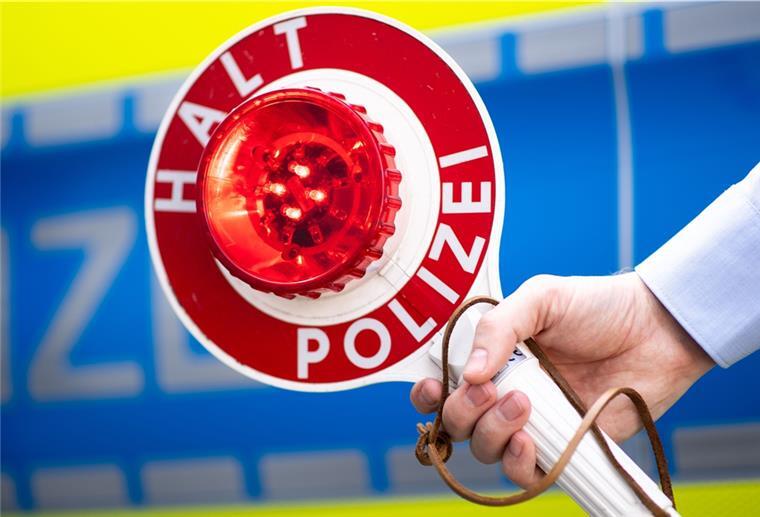 Sittensen: Mit Alkohol am Steuer und ohne TÜV-Plakette auf der A1 Die Polizei stoppte einen Autofahrer, der mit mehr als 1,4 Promille Alkohol auf der Autobahn unterwegs war.