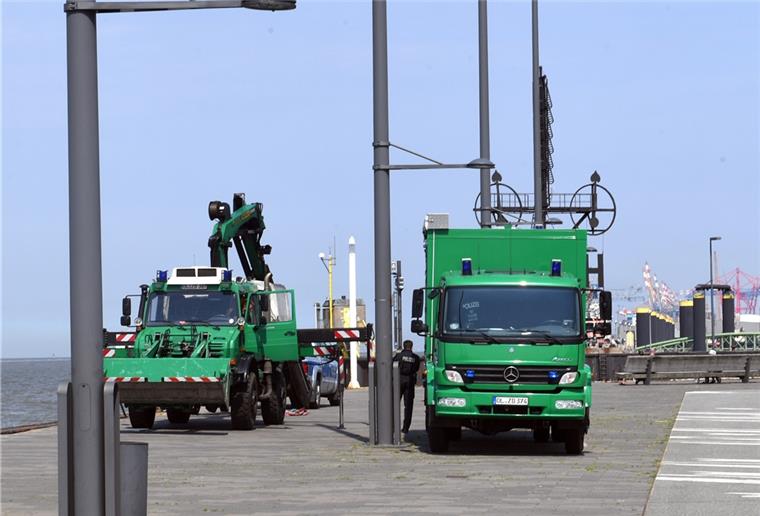 Mutter und Tochter vermisst: Suche an der Seebäderkaje abgeschlossen Die Polizei sucht an der Bremerhavener Seebäderkaje nach zwei vermissten Personen.