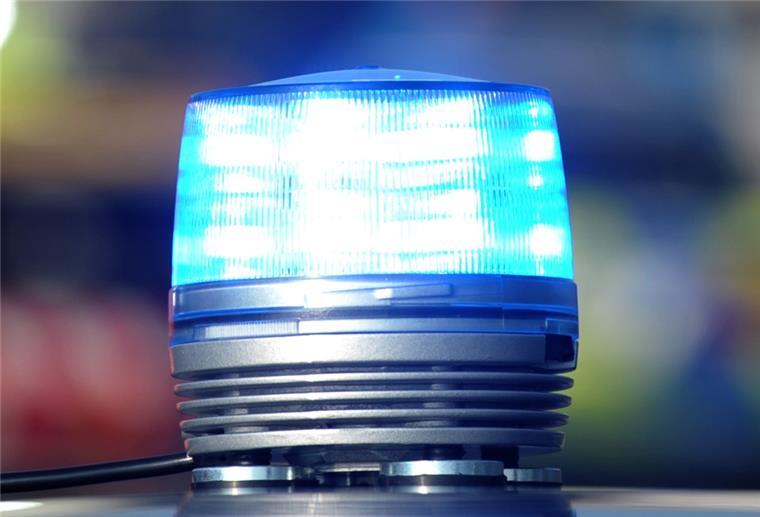 A27, Schwanewede: Einfach das Auto auf dem Standstreifen abgestellt Das Blaulicht eines Streifenwagens der Polizei leuchtet.