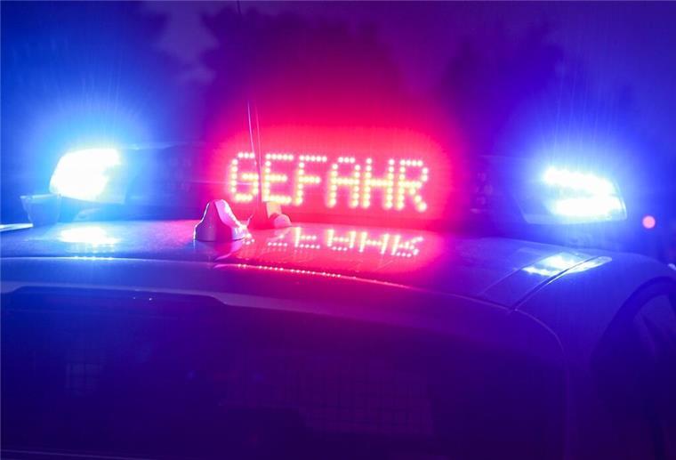 Die Polizei sucht drei Jugendliche, die etwas auf die Autobahn geworfen haben sollen.
