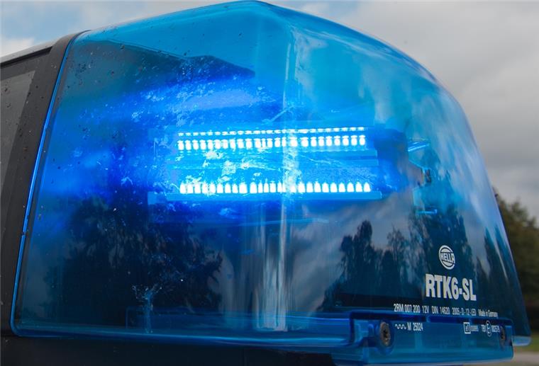 Lehe: Polizei fahndet nach Einbrecher Ein Blaulicht leuchtet auf einem Polizeifahrzeug, aufgenommen am 11.10.2011 in Straubing (Niederbayern)