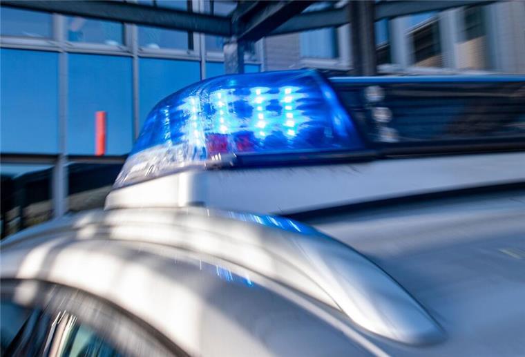Bremerhaven: Trecker beschädigt Auto und flüchtet Die Polizei sucht einen roten Trecker mit Grubber, der in Bremerhaven-Wulsdorf ein Auto beschädigt hat.