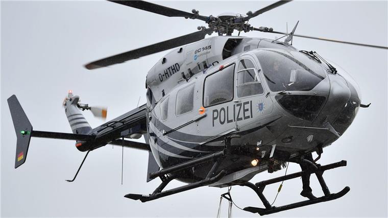 Drei Tote bei Unfällen auf A1 - teils an Stauende Die Polizei sucht mit einem Hubschrauber nach möglicherweise schwer verletzten Unfallbeteiligten, die flüchteten. (Archivbild)