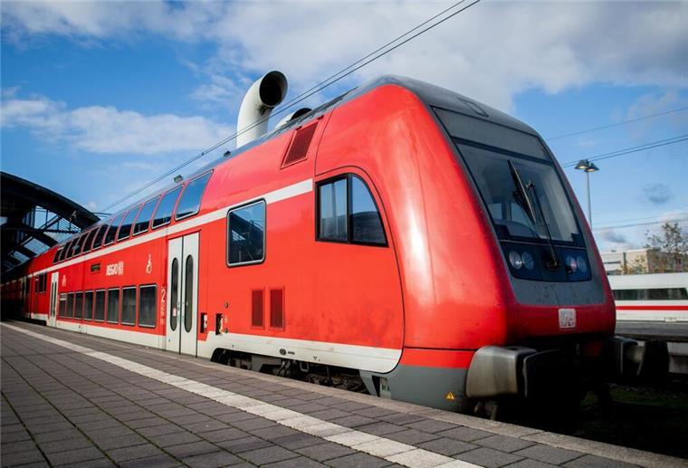 Streit im Zug: Frau wird geschlagen und kommt mit Gesichtsverletzungen in Klinik Ein Regional-Express der Deutschen Bahn steht an einem Bahnsteig im Hauptbahnhof.