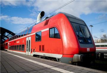  Ein Regional-Express der Deutschen Bahn steht an einem Bahnsteig im Hauptbahnhof. 