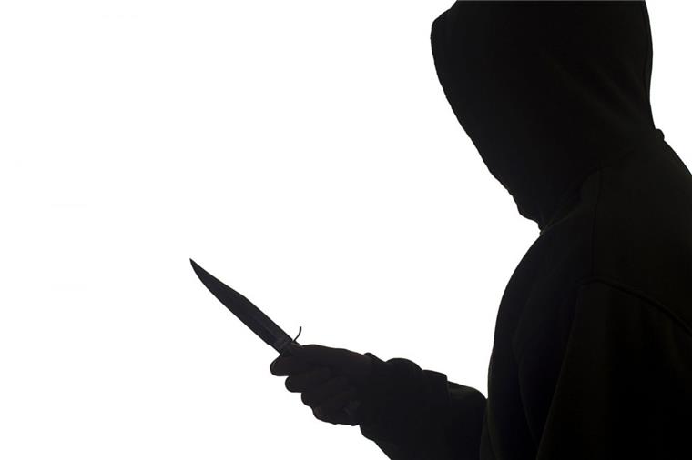 Die Polizei sucht nach einer Messerattacke in Bremen Zeugen.