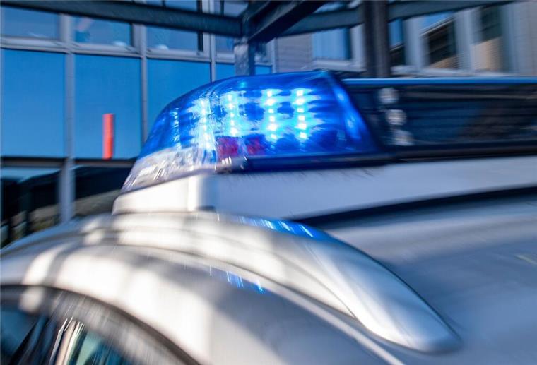 Hoher Schaden nach Kupferdiebstahl in Debstedt Ein Blaulicht leuchtet auf dem Dach eines Polizeiwagens.