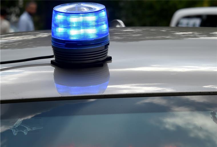 Vorbeifahrender Lastwagen streift parkendes Auto Die Polizei sucht nach Zeugen des Unfalls an der Georgstraße. Der Fahrer des Lastwagens flüchtete vom Unfallort.