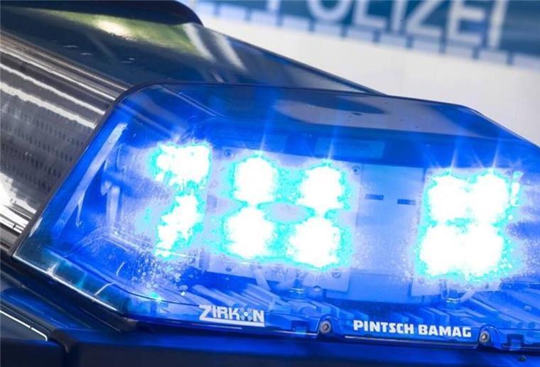 24-Jährige bei Unfall schwer verletzt - Polizei sucht Zeugen Blaulicht auf Streifenwagen
