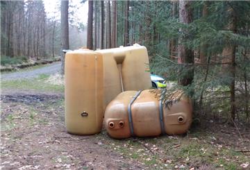 Die Polizei sucht Zeugen: Wer hat diese Öltanks entsorgt?