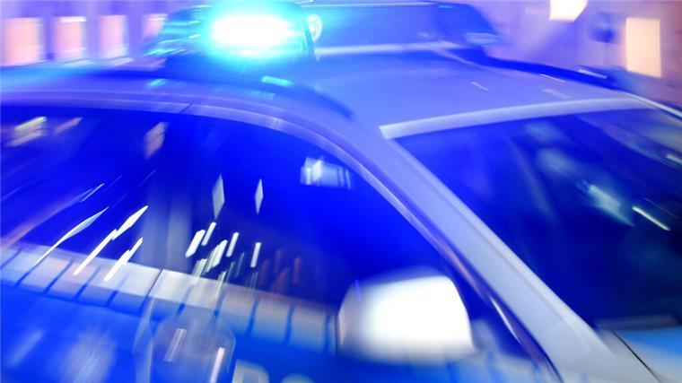 Zwei Männer bedrohen junge Kiosk-Mitarbeiterin mit Messer Polizei