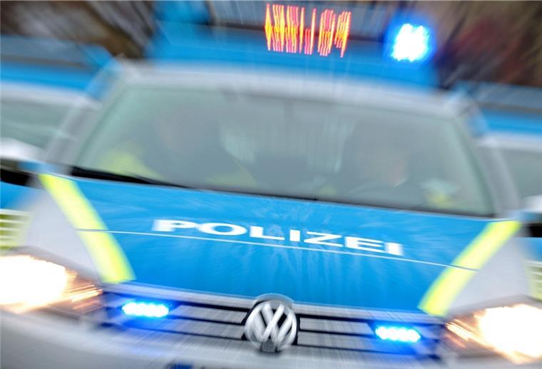 Maskierte überwältigen Verkäuferin in Elsdorfer Laden Die Polizei sucht zwei Unbekannte, die in Elsdorf einen Laden überfallen haben.